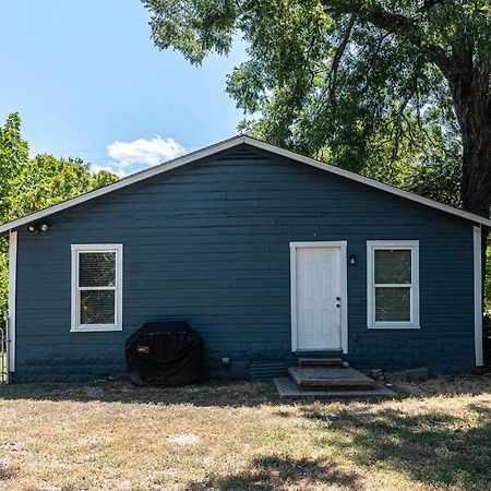Escape To A Restored 1920S East Waco Bungalow Exteriör bild