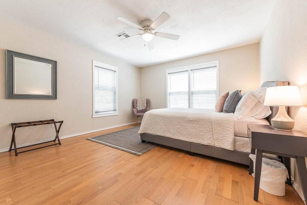 Escape To A Restored 1920S East Waco Bungalow Exteriör bild