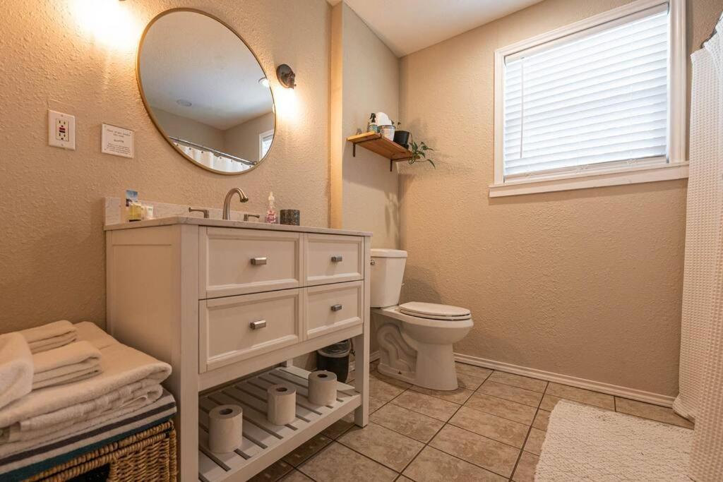 Escape To A Restored 1920S East Waco Bungalow Exteriör bild