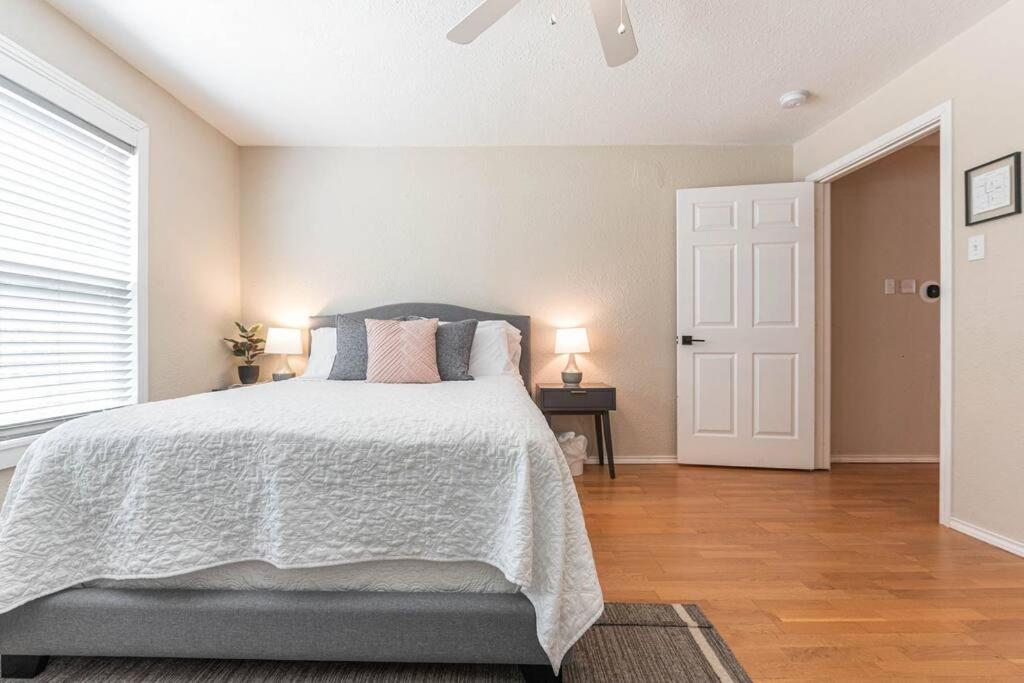 Escape To A Restored 1920S East Waco Bungalow Exteriör bild