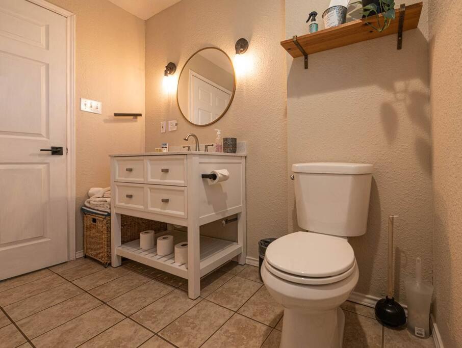 Escape To A Restored 1920S East Waco Bungalow Exteriör bild