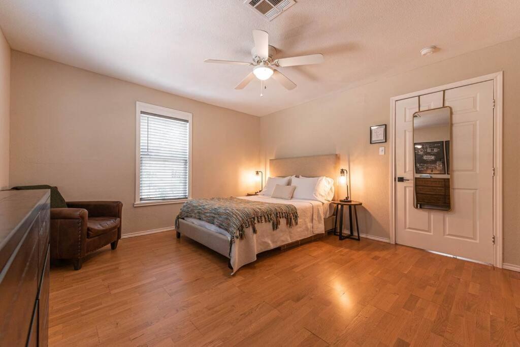 Escape To A Restored 1920S East Waco Bungalow Exteriör bild