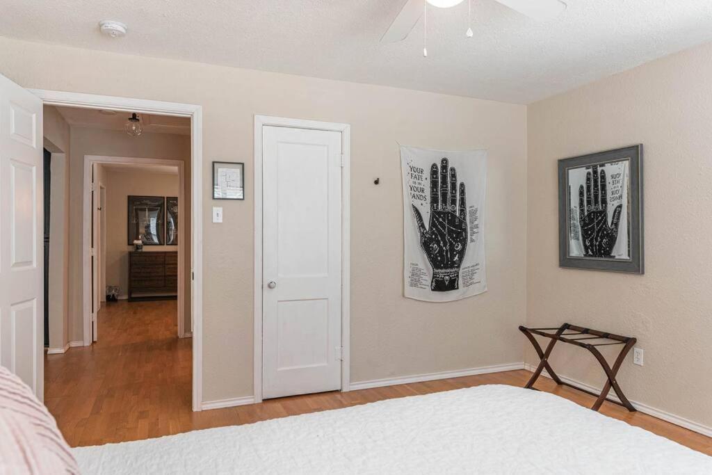 Escape To A Restored 1920S East Waco Bungalow Exteriör bild