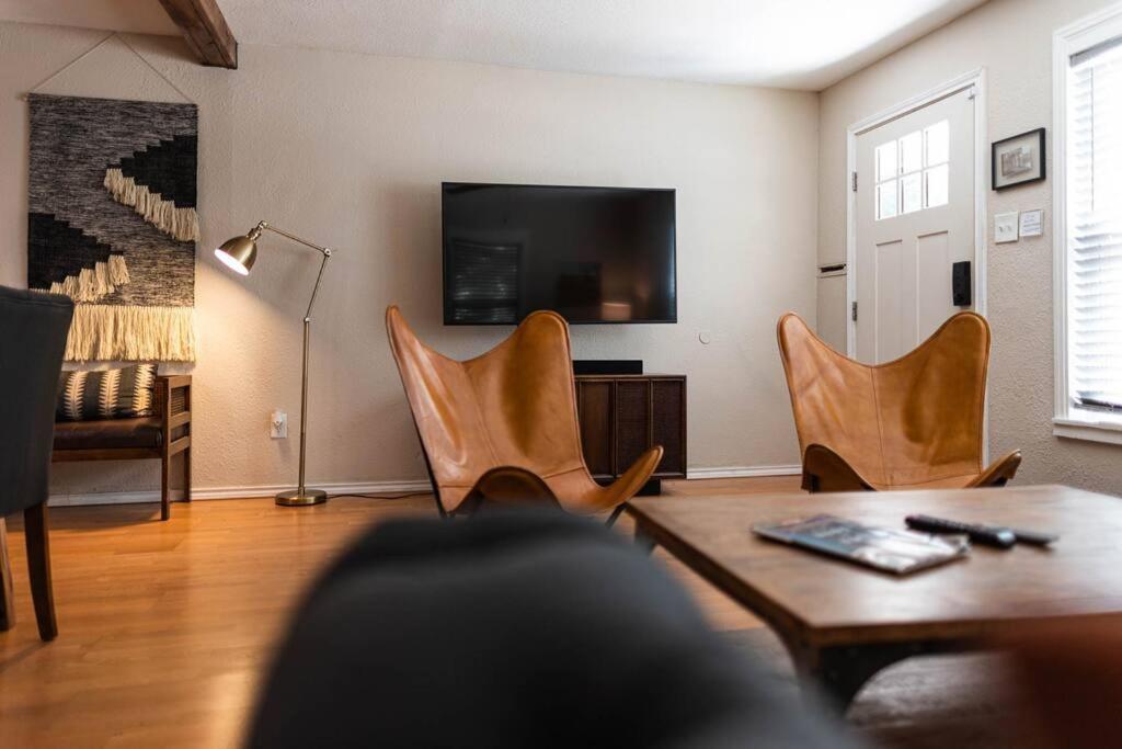 Escape To A Restored 1920S East Waco Bungalow Exteriör bild