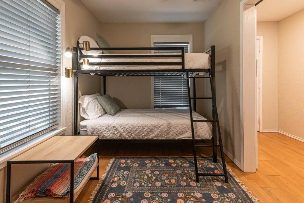 Escape To A Restored 1920S East Waco Bungalow Exteriör bild