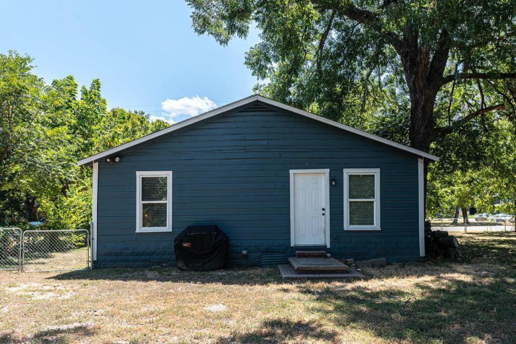 Escape To A Restored 1920S East Waco Bungalow Exteriör bild